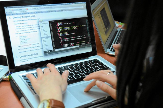 Programista odpowiada na rządowy plan wprowadzenia jednolitej podatku. Jak? Pakując walizki.