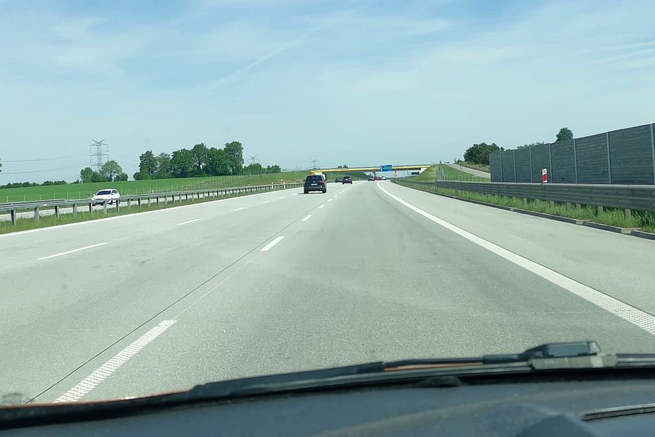 Mnóstwo kierowców na trzypasmówkach uparcie trzyma się środkowego pasa. To błąd