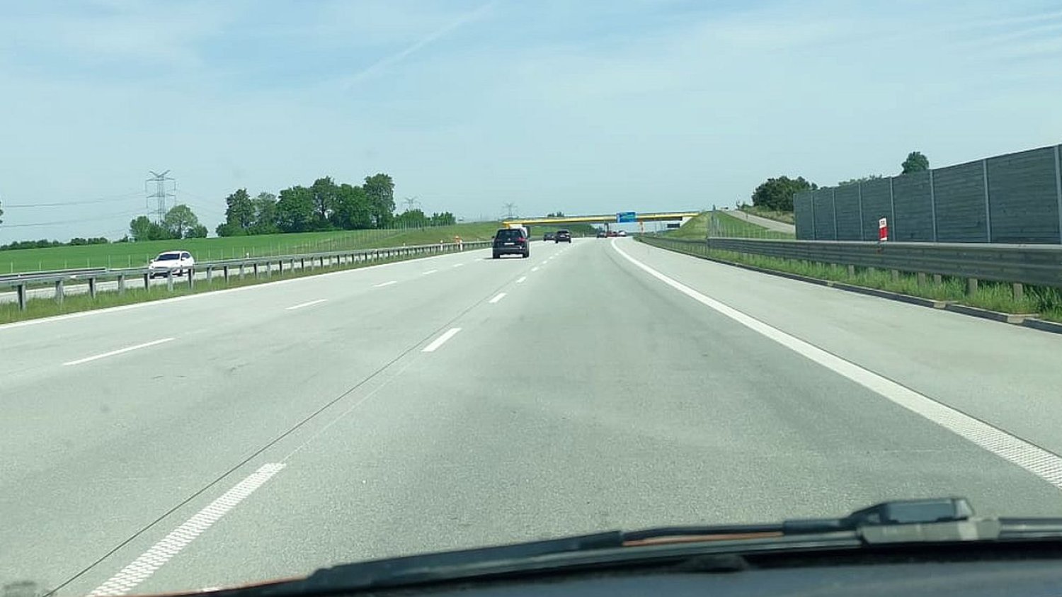 Mnóstwo kierowców na trzypasmówkach uparcie trzyma się środkowego pasa. To błąd