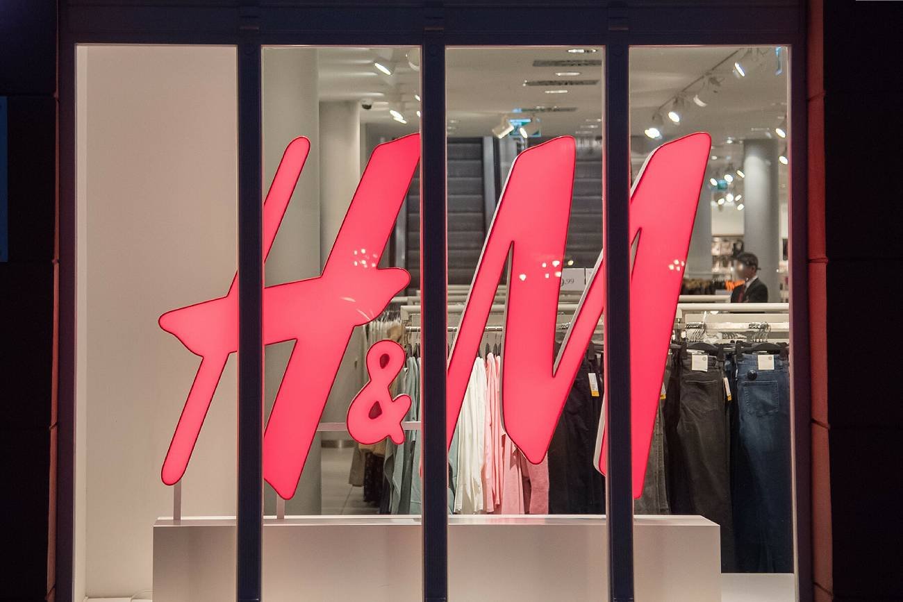 Sieć H&M przeprasza za hasło "Mężczyzna nie prosi o pomoc. Nie musi, bo..." użyte w reklamie aplikacji My Style Corner. Sieć H&M przeprasza za hasło "Mężczyzna nie prosi o pomoc. Nie musi, bo..." użyte w reklamie aplikacji My Style Corner.