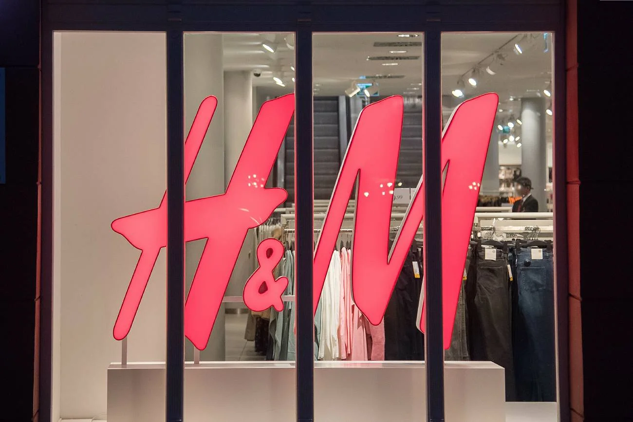 Sieć H&M przeprasza za hasło "Mężczyzna nie prosi o pomoc. Nie musi, bo..." użyte w reklamie aplikacji My Style Corner.