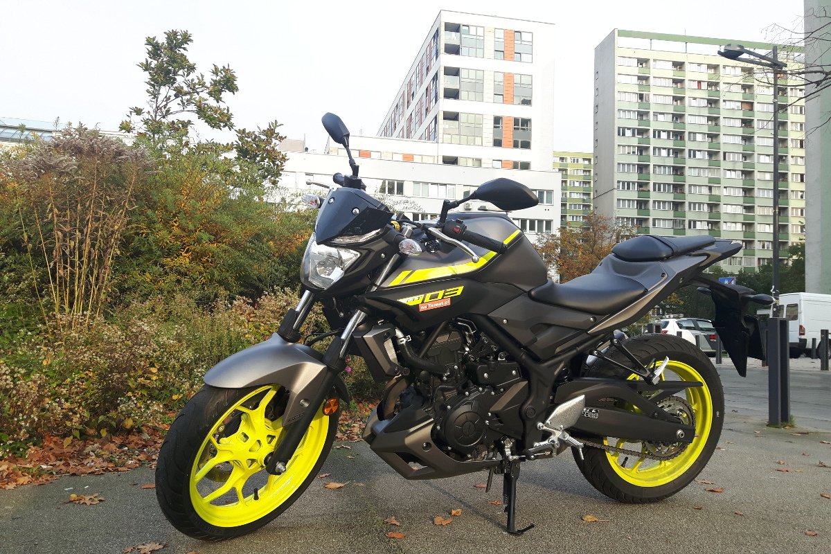 Motocykl w tym malowaniu zwraca na siebie uwagę.