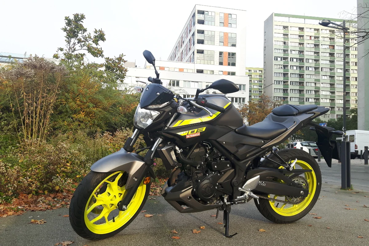 Motocykl w tym malowaniu zwraca na siebie uwagę.