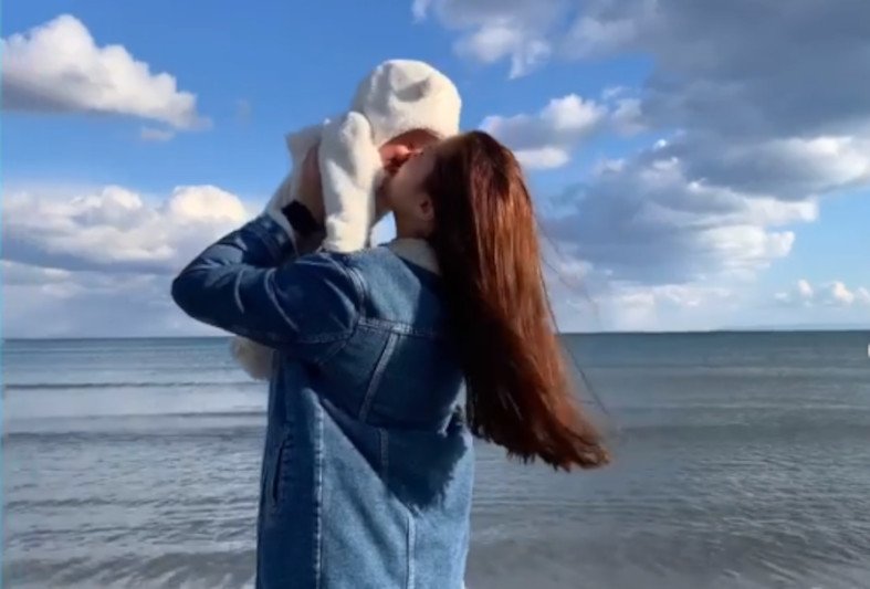 Horror w Grecji. Torturowali i udusili 20-letnią matkę na oczach dziecka.