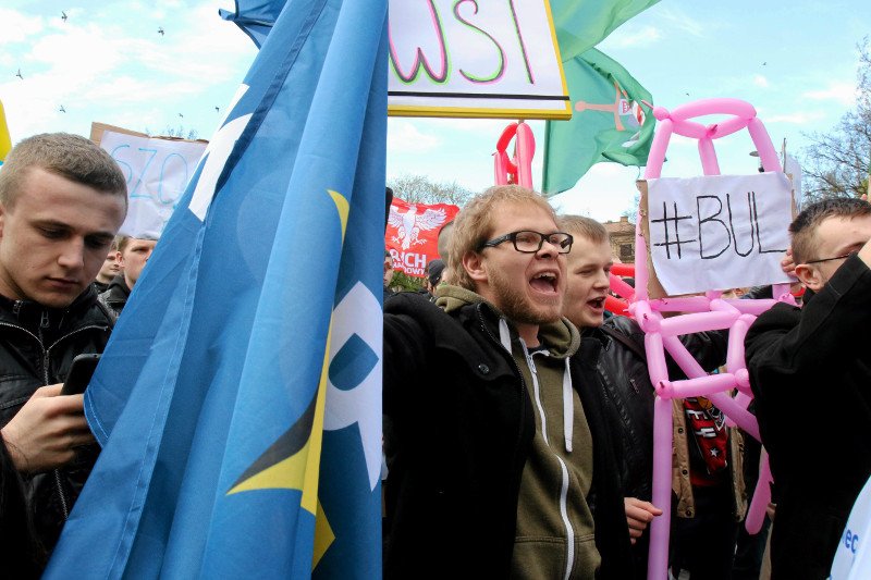 Narodowcy i korwiniści ponownie zakłócili spotkanie Bronisława Komorowskiego z mieszkańcami.