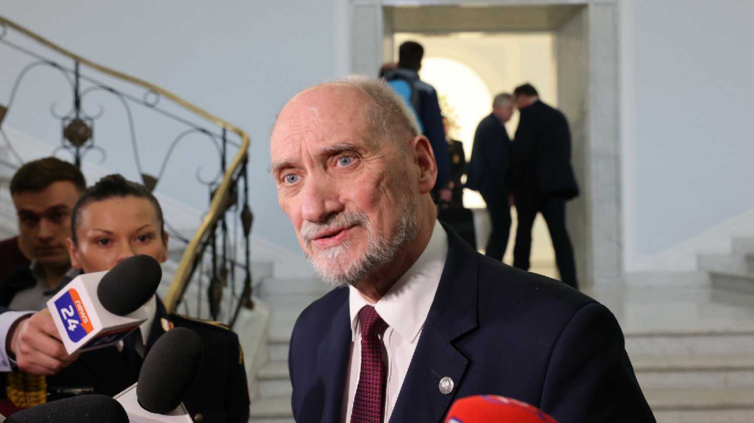 Antoni Macierewicz oskarża rząd Donalda Tuska: wspierali niszczenie dowodów