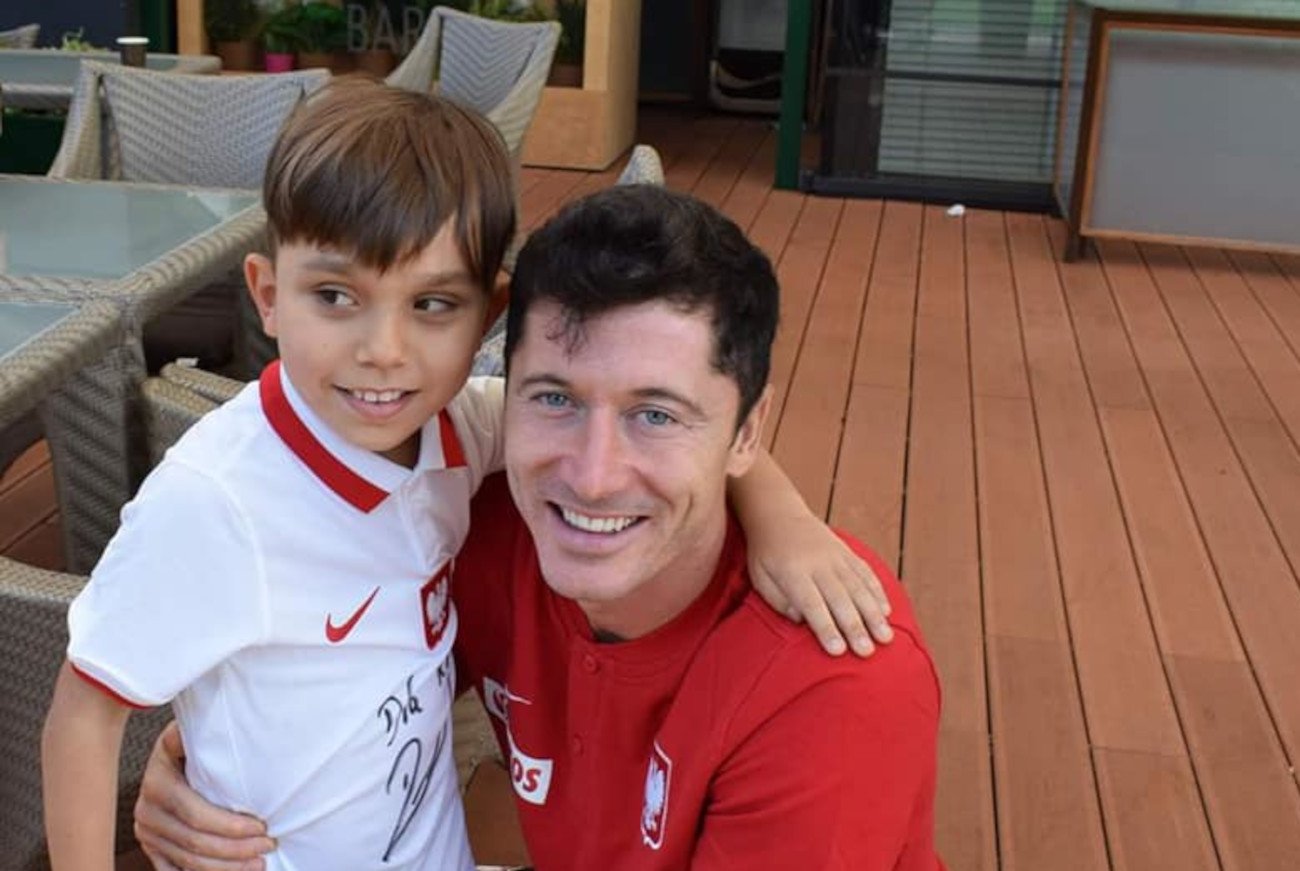 Robert Lewandowski ze swoim wiernym kibicem Kubą. Kapitan reprezentacji Polski spełnił marzenie chłopca.