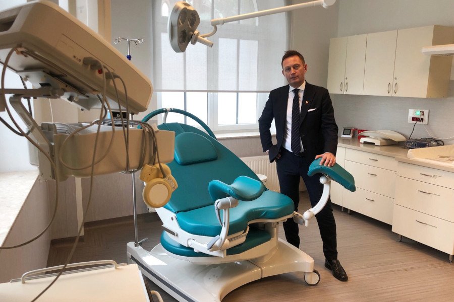 Pracownikowi TVP nie spodobało się to zdjęcie Pawła Rabieja w nowym warszawskim gabinecie przystosowanym do potrzeb kobiet z niepełnosprawnością.