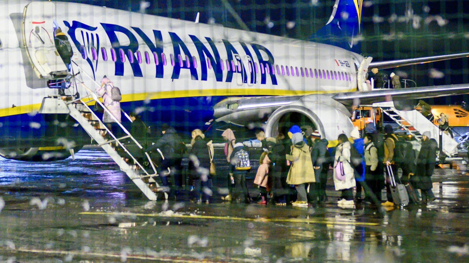 Ryanair pozwał agresywnego pasażera z Polski za jego zachowanie na pokładzie.