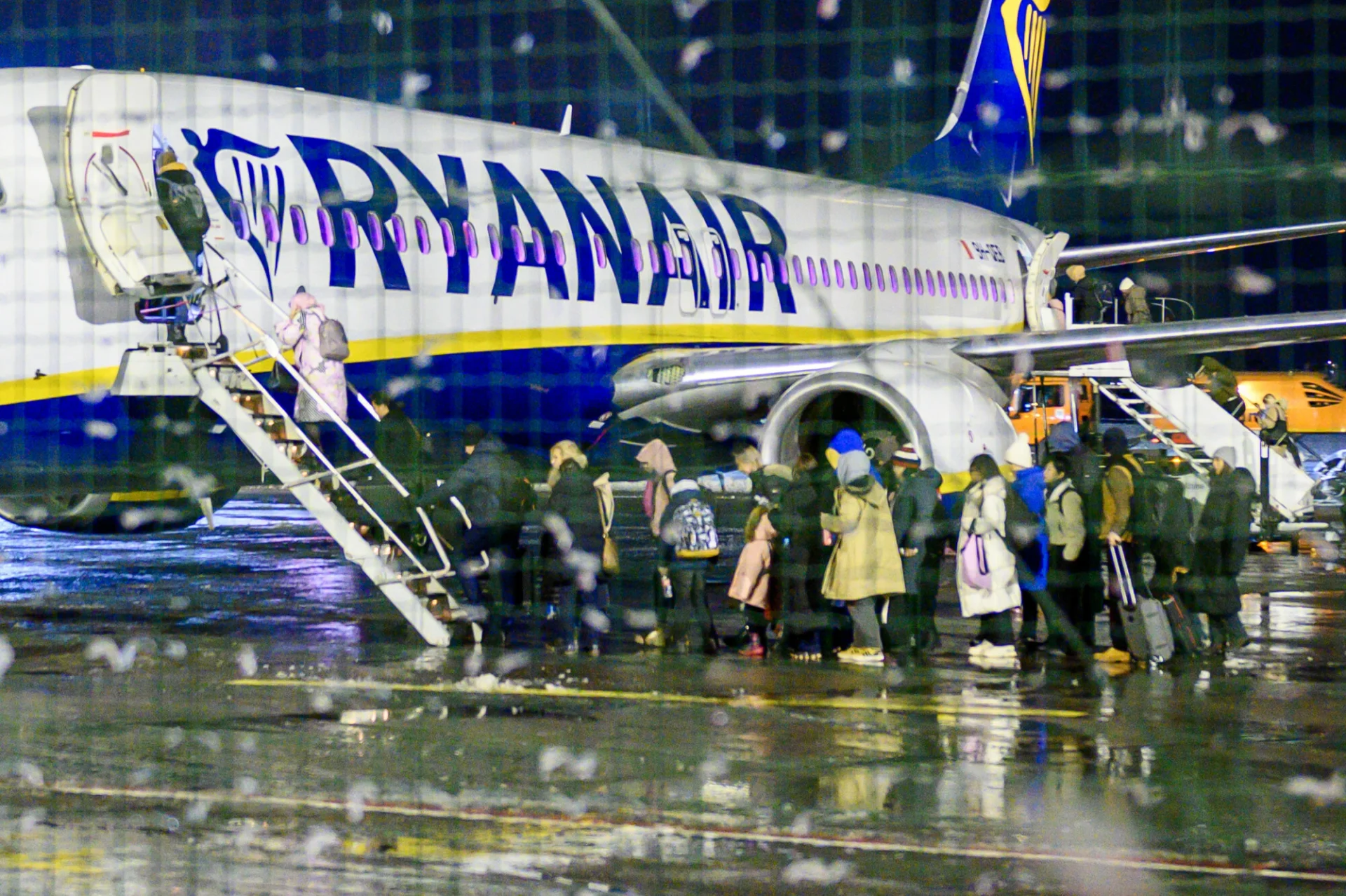 Ryanair pozwał agresywnego pasażera z Polski za jego zachowanie na pokładzie.