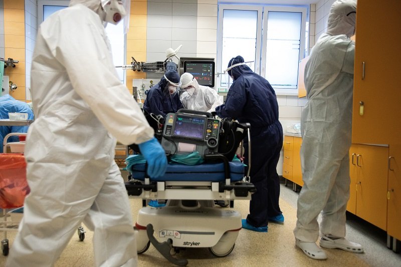 Kolejny wzrost zakażeń koronawirusem w Polsce. Nie żyje 11 osób chorych na COVID-19.