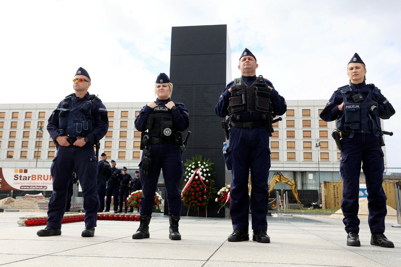 Policjanci pilnują pomników, Sejmu, teraz TVP. Na zdjęciu: Miesięcznica katastrofy smoleńskiej, 2022 rok.