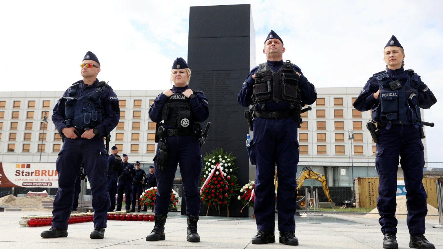 Policjanci pilnują pomników, Sejmu, teraz TVP. Na zdjęciu: Miesięcznica katastrofy smoleńskiej, 2022 rok.