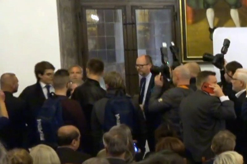 Czy prezydent miasta Gdańska Paweł Adamowicz użył przemocy przeciwko działaczkom i działaczom Młodzieży Wszechpolskiej. Tak twierdzą przedstawiciele skrajnej prawicy.