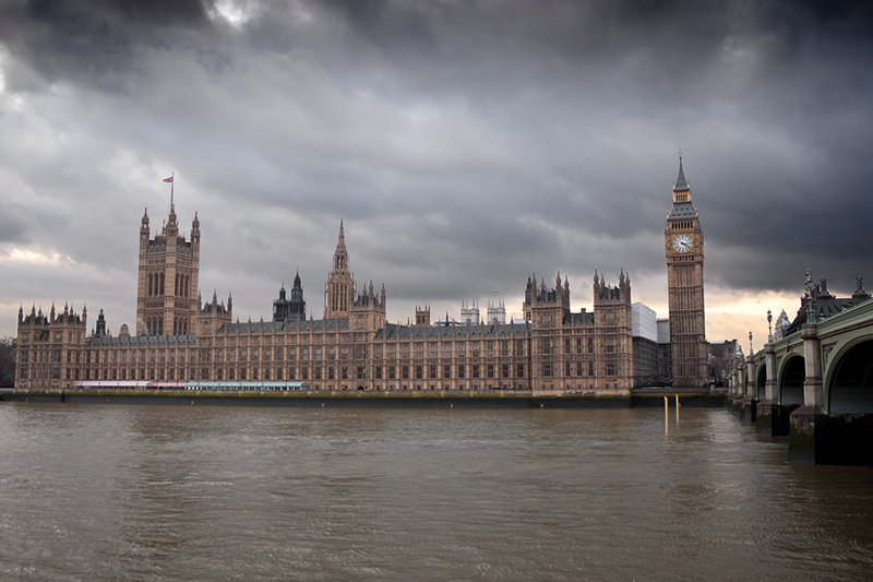 Czyżby nad parlamentem zebrały się czarne chmury? Wygląda na to, że w latach 80-tych zatuszowano skandal pedofilski z udziałem ważnych osobistości