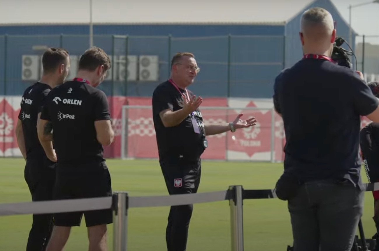 Czesław Michniewicz w rozmowie z dziennikarzami podczas środowego, przedpołudniowego treningu w Katarze.