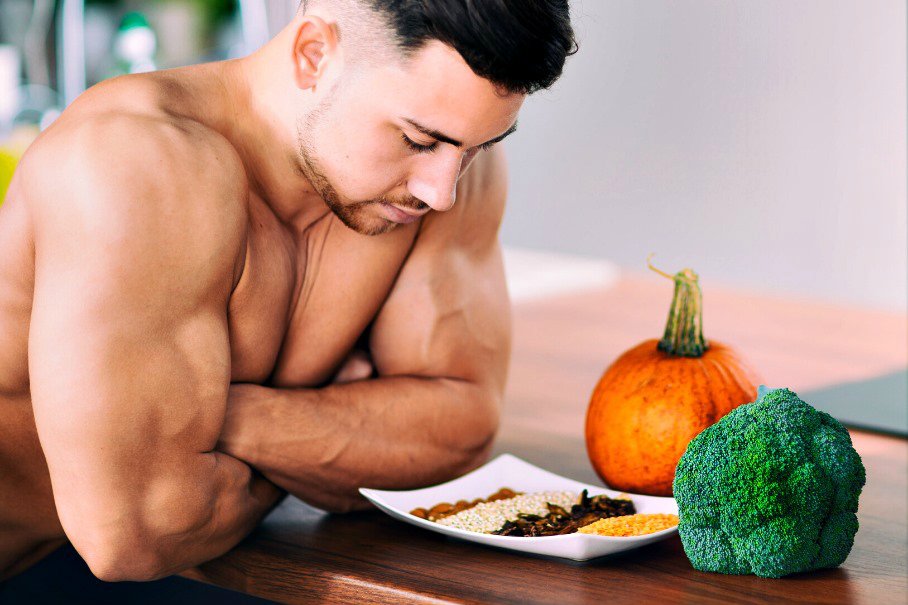 Nie trzeba budować umięśnionej sylwetki na diecie mięsnej. Dowodzi tego historia Adama Kuncickiego, kulturysty – weganina.