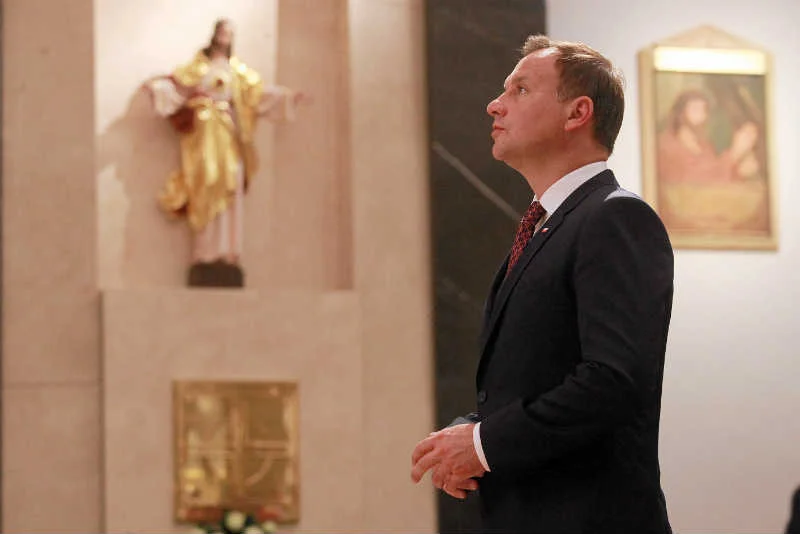 Andrzej Duda często pojawia się w kościołach.