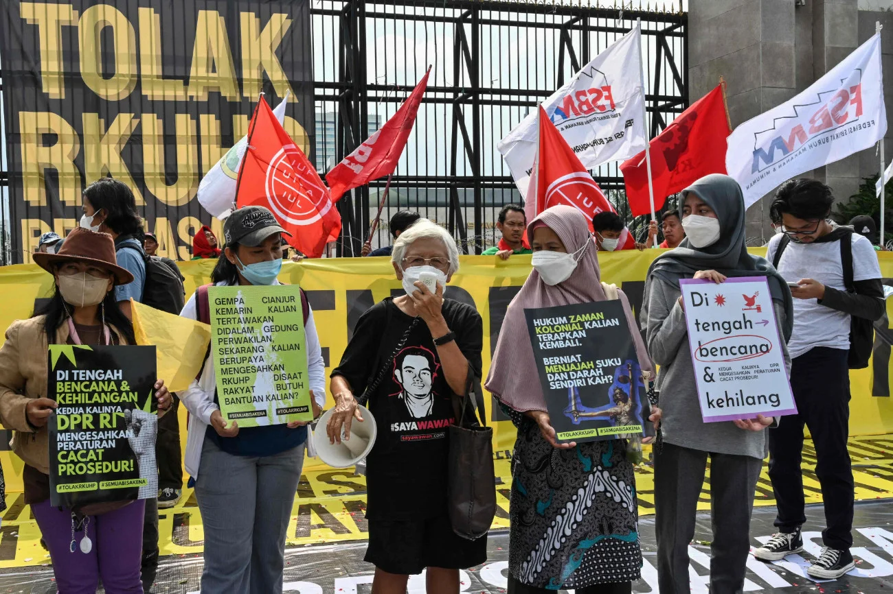 Protest przed budynkiem parlamentu w Dżakarcie, 5 grudnia 2022. Parlament Indonezji zdelegalizował seks pozamałżeński