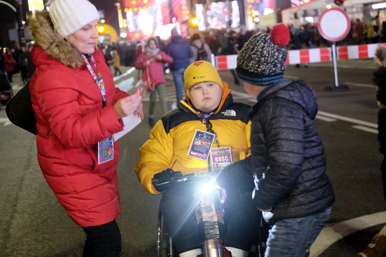 Izabela Berezak z synem Łukaszem podczas 28. finału WOŚP. Warszawa, 2020 rok.