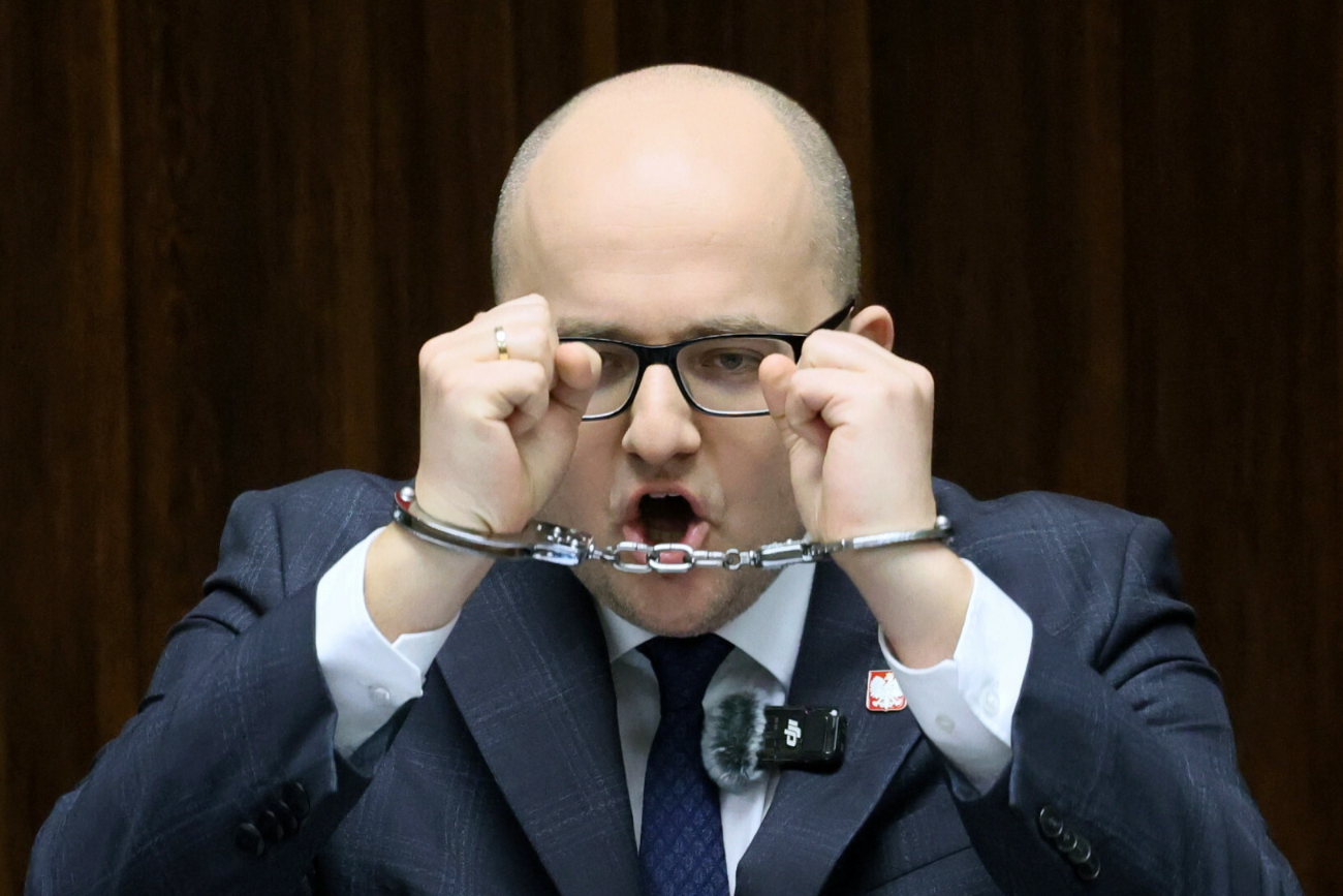 Dariusz Matecki w kajdankach w Sejmie