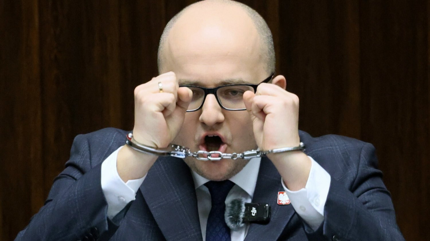 Dariusz Matecki arsztowany Dariusz Matecki w kajdankach w Sejmie