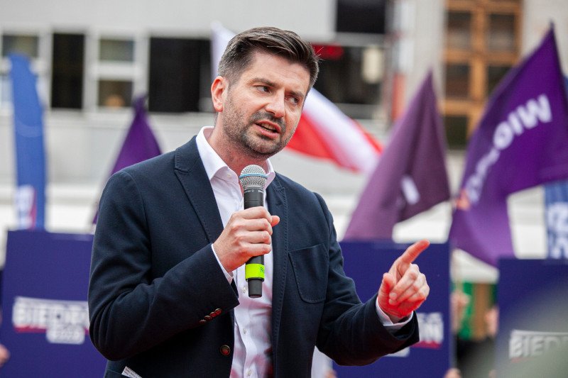 Krzysztof Śmiszek zakpił z internetowej rejestracji seniorów na szczepienia przeciw covid-19