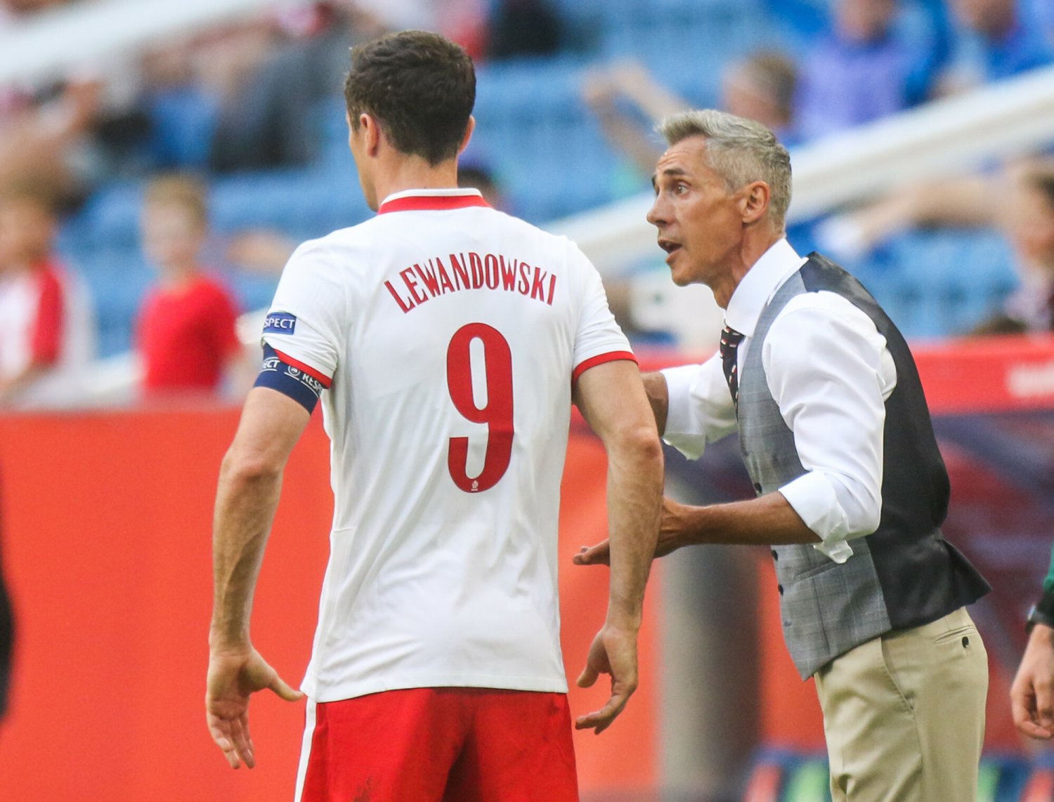 Paulo Sousa z kapitanem Robertem Lewandowskim, który znów wyprowadzi zespół na murawę PGE Narodowego