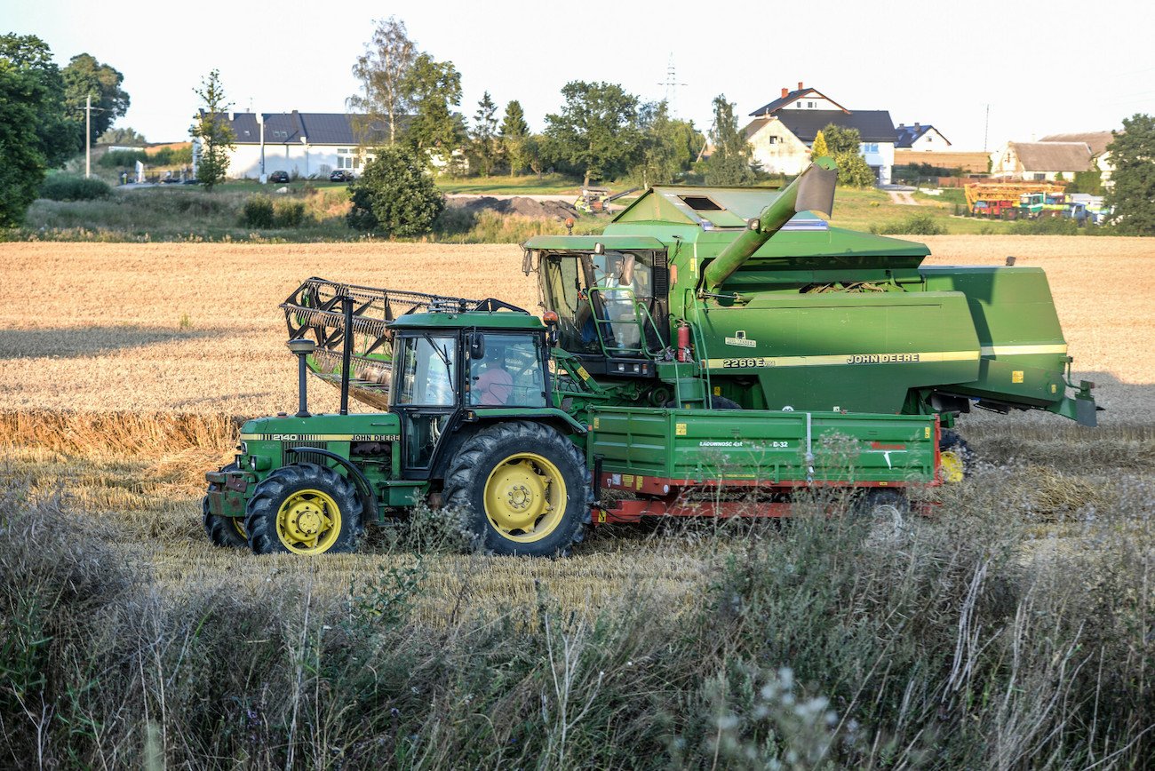 Mieszkańcy wsi w czasie żniw potrafią narzekać na rolników