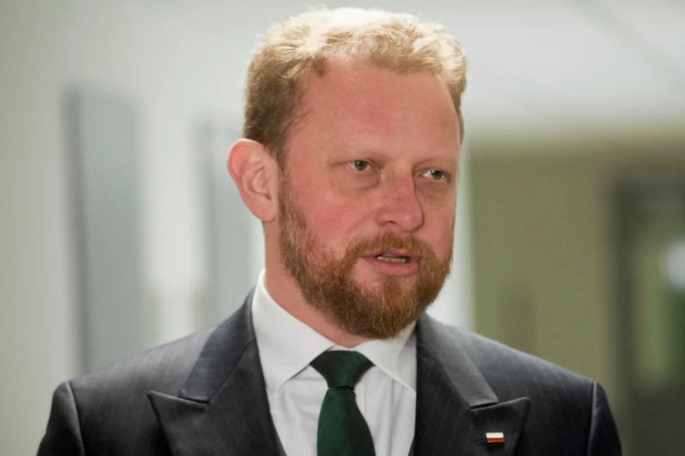 Łukasz Szumowski nazwał tekst "Gazety Wyborczej" o maseczkach ochronnych kupionych za pośrednictwem znajomego rodziny ministra "w połowie" fake newsem. Łukasz Szumowski zaprzecza po tekście Gazety Wyborczej, która opisała zakup przez resort zdrowia maseczek ochronnych za pośrednictwem znajomego rodziny ministra.