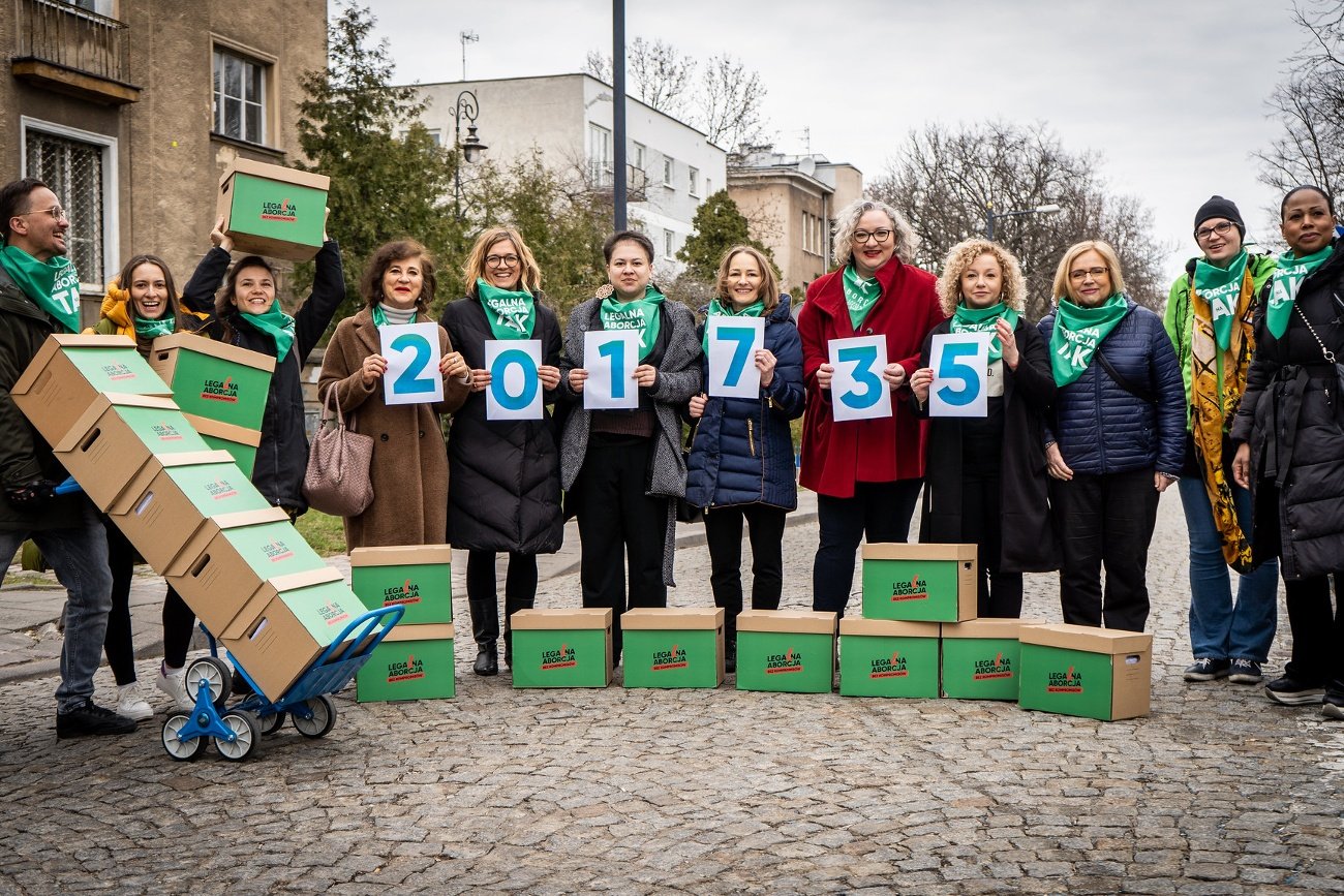 31 marca 2022 r. Obywatelski Komitet Inicjatywy Ustawodawczej "Legalna Aborcja. Bez Kompromisów" złożył w Sejmie podpisy pod obywatelskim projektem ustawy liberalizującej przepisy aborcyjne. Ostateczna liczba podpisów wyniosła 201 735