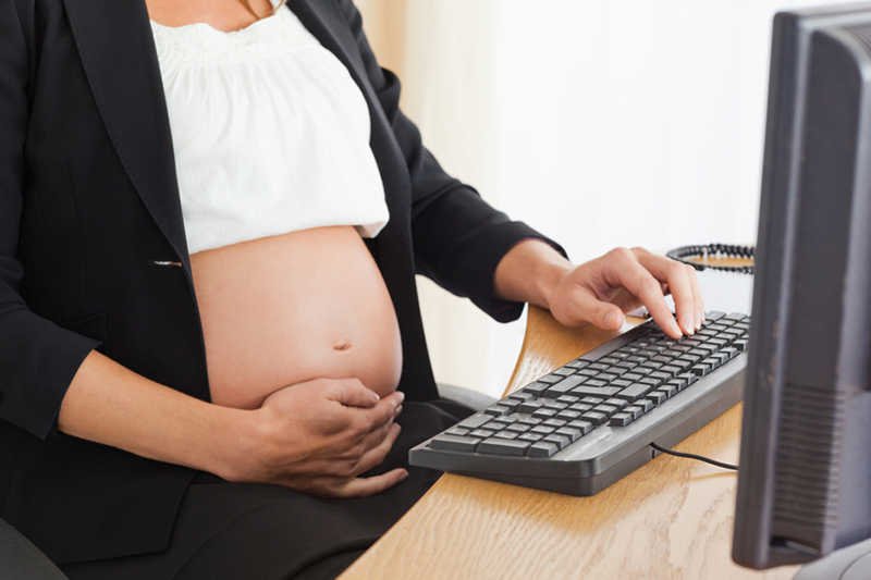 Można pracować w biurze podczas zdrowej ciąży.