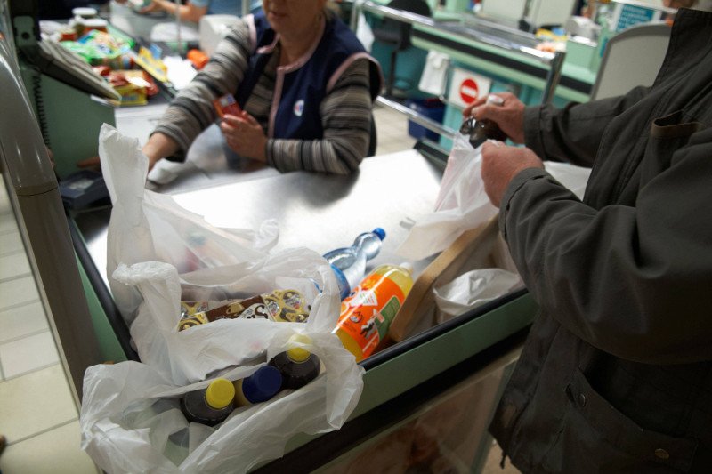 Od początku nowego roku, za tak zapakowane zakupy zapłacimy więcej. A wszystko przez obowiązkową opłatę za plastikowe torby.