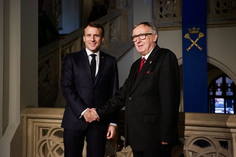 Prezydent Macron wygłosił wykład na Uniwersytecie Jagiellońskim (na zdjęciu z rektorem UJ)