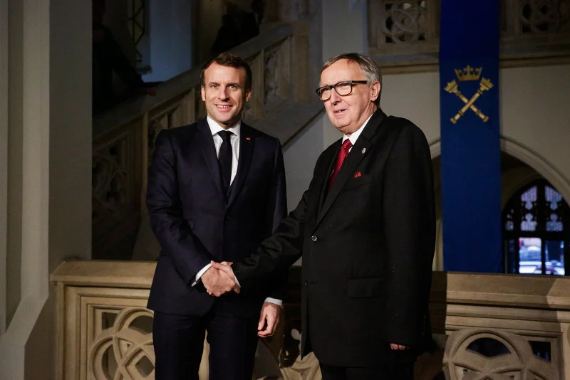 Prezydent Macron wygłosił wykład na Uniwersytecie Jagiellońskim (na zdjęciu z rektorem UJ)
