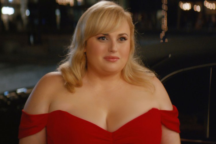 Kadr z filmu "Jak romantycznie!" z Rebel Wilson w roli głównej.