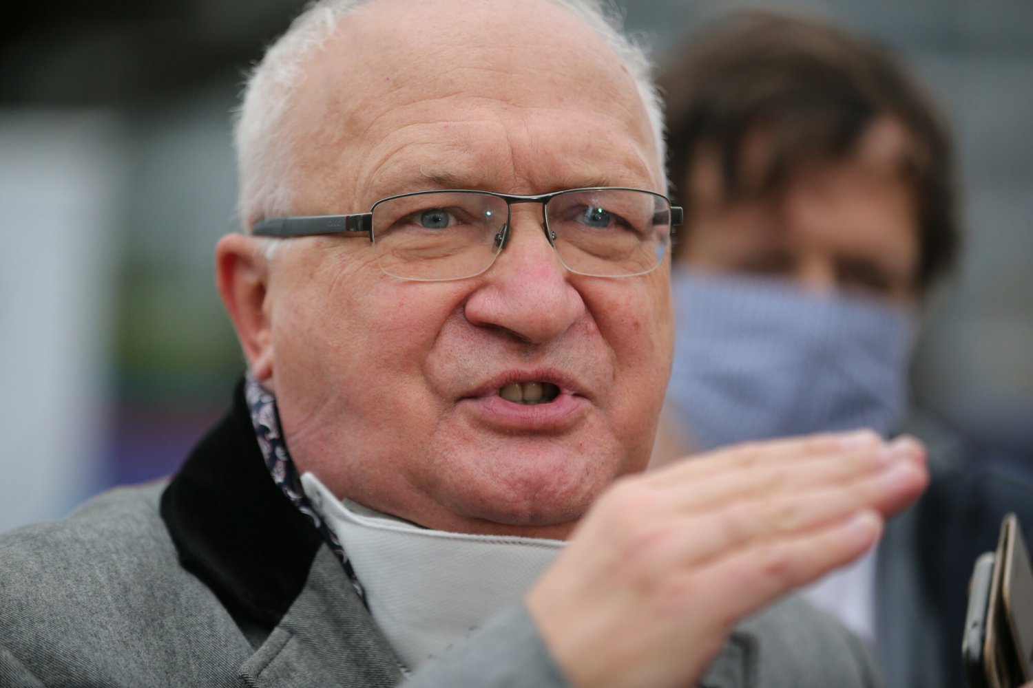 Prof. Krzysztof Simon wskazał, że prawie nikt nie umrze na COVID-19 spośród zaszczepionych trzecią dawką szczepionki.