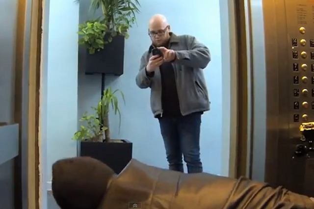 Jeden ze świadków spokojnie robił zdjęcia szamoczącym się mężczyznom