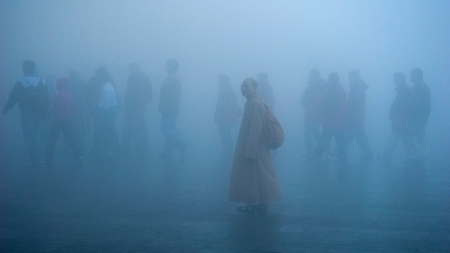 Grupa ludzi na ulicy w smogu, gęstej mgle