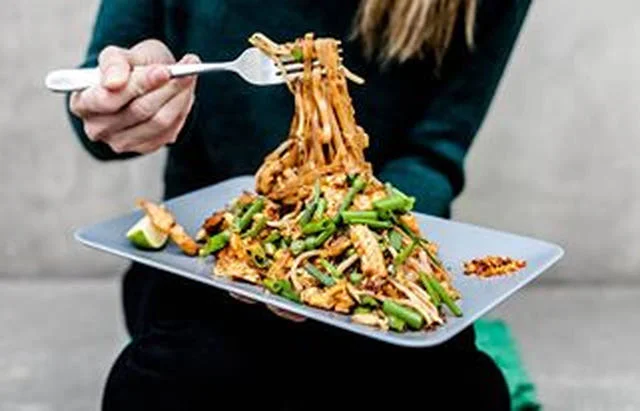 MEE KORAT - makaron ryżowy stir fry z kurczakiem i jajami.