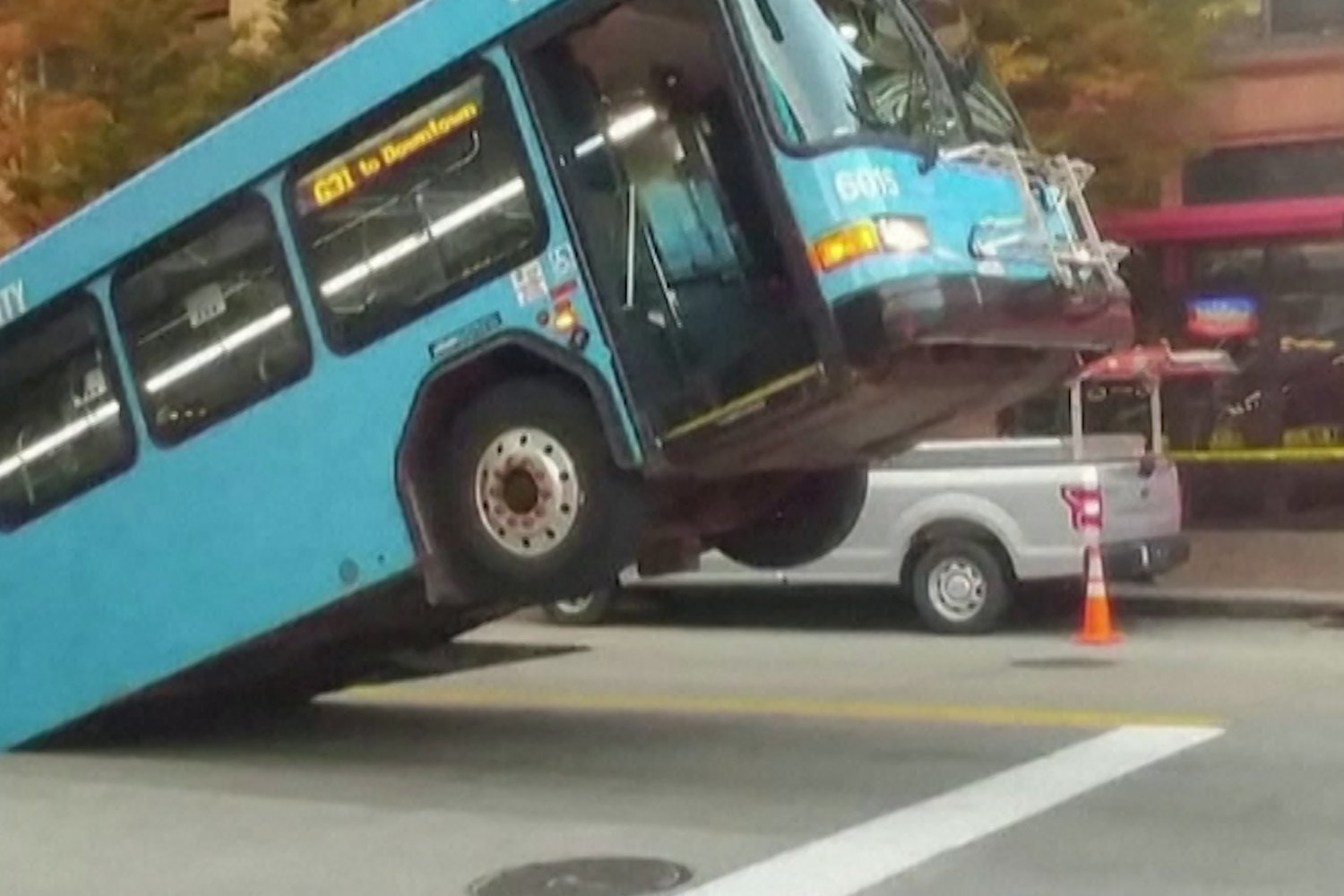 Autobus na światłach wpadł do wielkiej dziury w jezdni w Pittsburgh w Pensylwanii.
