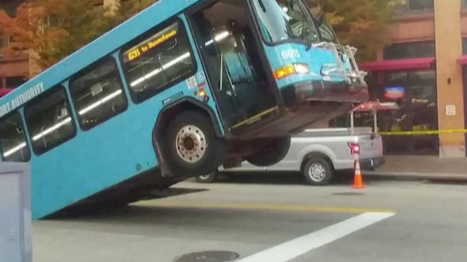 Autobus na światłach wpadł do wielkiej dziury w jezdni w Pittsburgh w Pensylwanii.