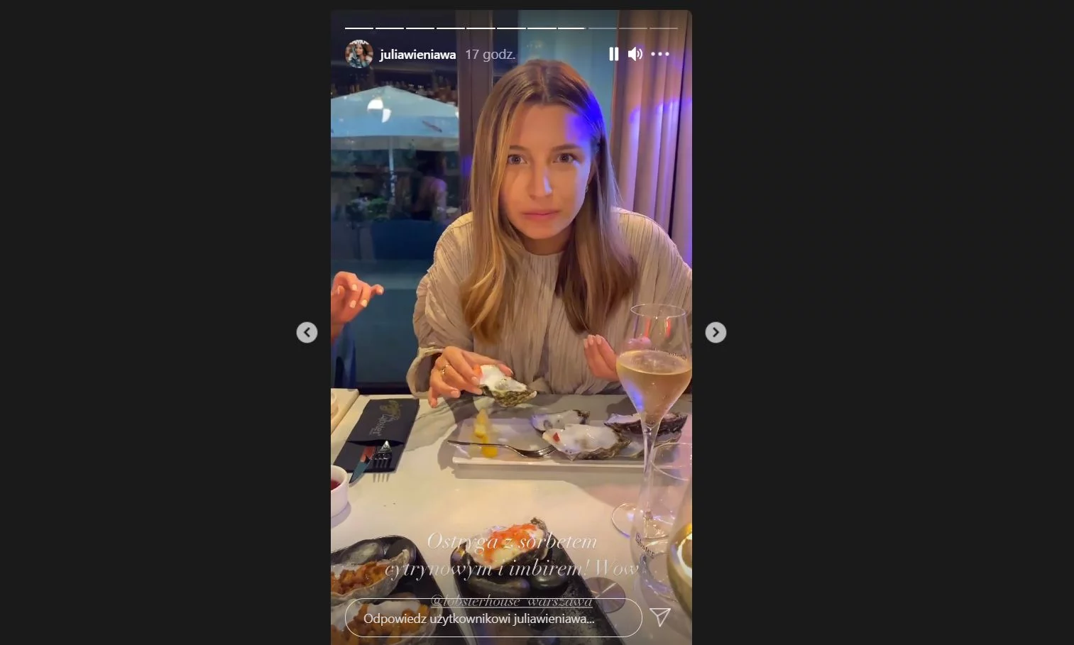 Wieniawa zachwala ostrygi w jednej z warszawskich restauracji.