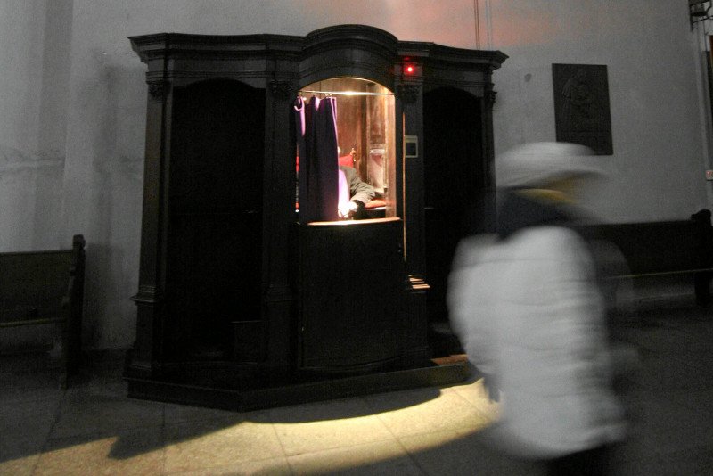 "Spowiedź furtkowa" - magiczne praktyki we wsi pod Sochaczewem. Księża "psychologowie" przepytują o grzechy przodków