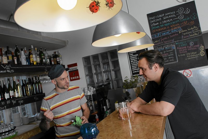 Aleksander Baron (po prawej) w swojej restauracji Solec 44