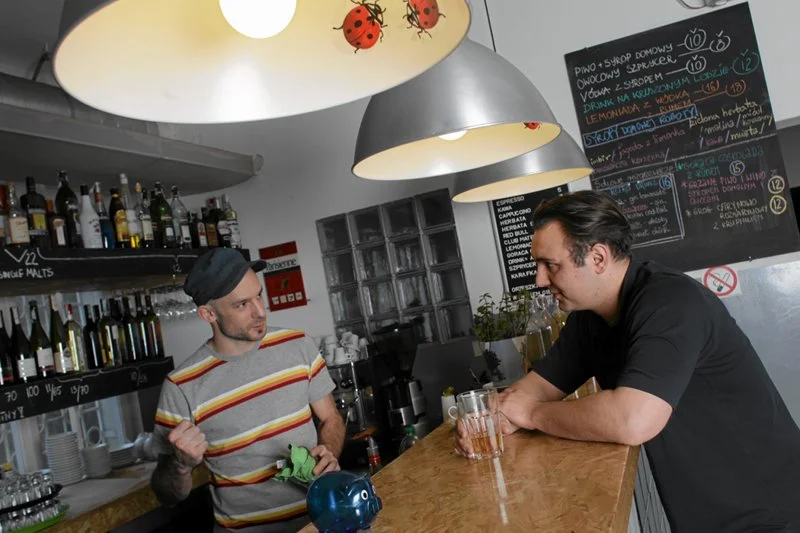 Aleksander Baron (po prawej) w swojej restauracji Solec 44