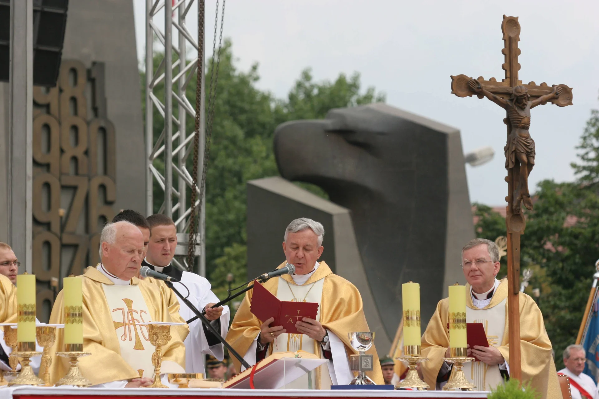 Od lewej – abp Tadeusz Gocłowski, abp Juliusz Paetz i abp Marek Jędraszewski podczas mszy w rocznicę wydarzeń Czerwca 56' w Poznaniu. Zdjęcie z 2006 r., czyli cztery lata po wybuchu afery seksualnej z udziałem abpa Paetza.