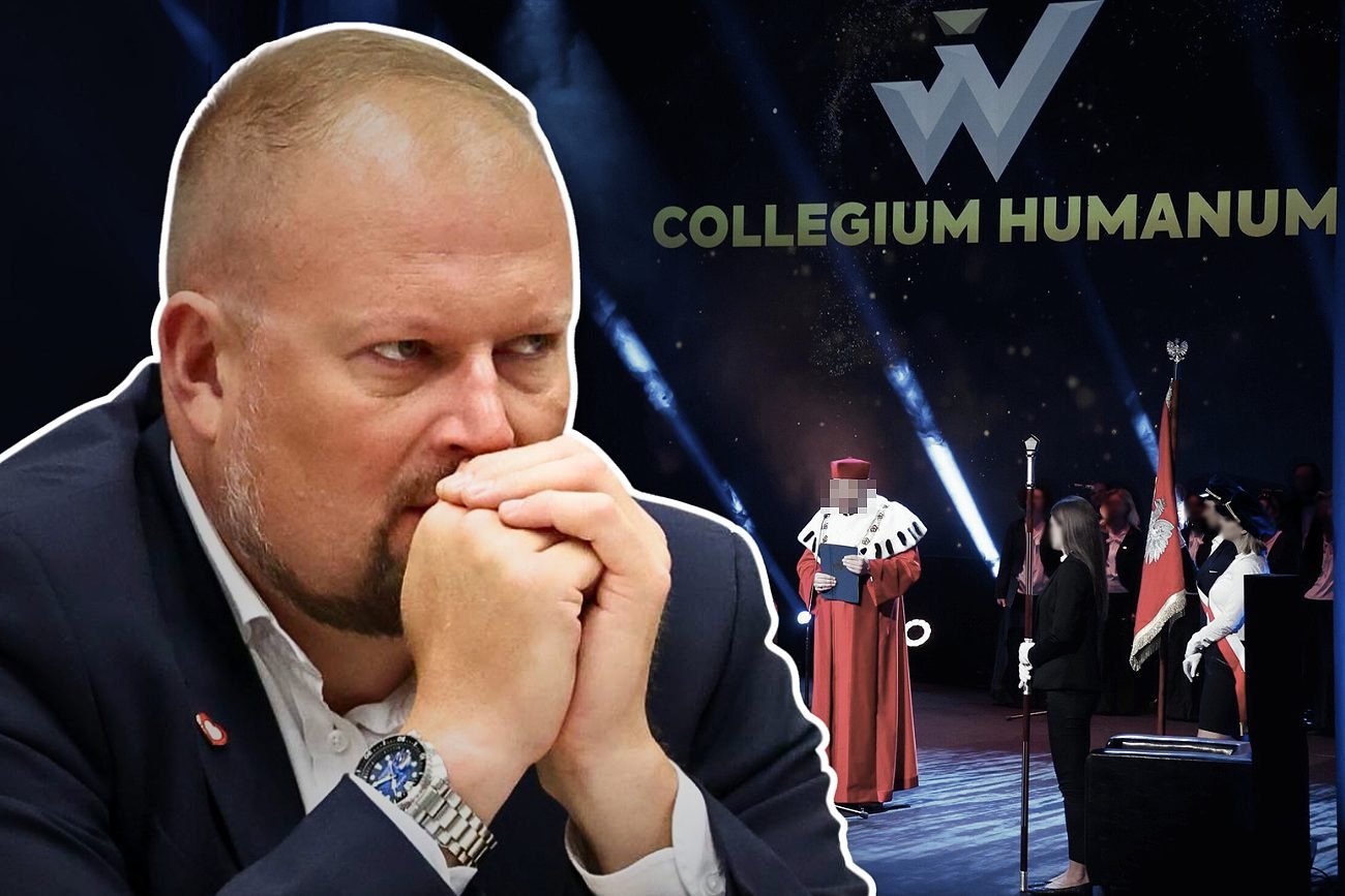 Na zdjęciu poseł KO Witold Zembaczyński. W tle zdjęcie z uczelni Collegium Humanum.