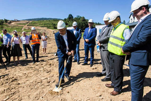 Minister Andrzej Adamczyk wbił dziś pierwszą łopatę na budowie nowej zakopianki.