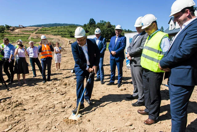 Minister Andrzej Adamczyk wbił dziś pierwszą łopatę na budowie nowej zakopianki.
